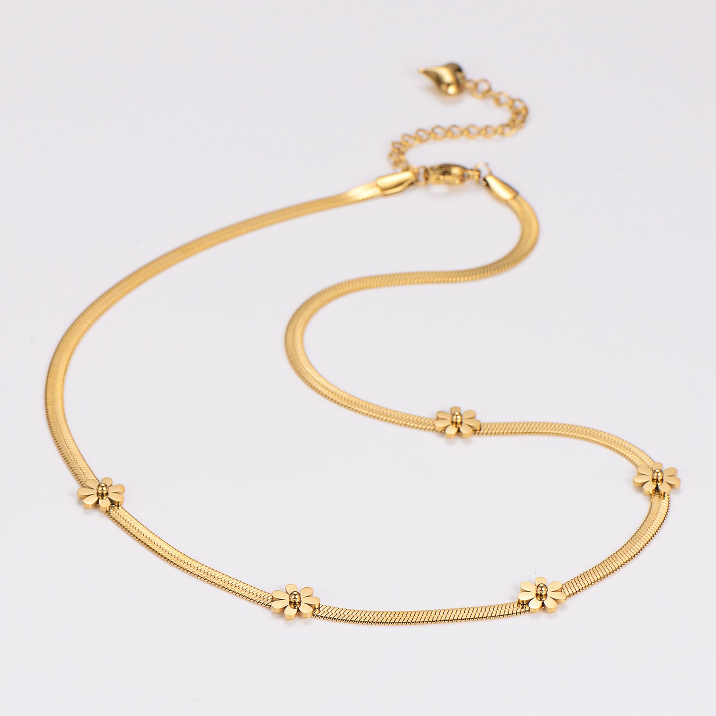 Mia flower necklace