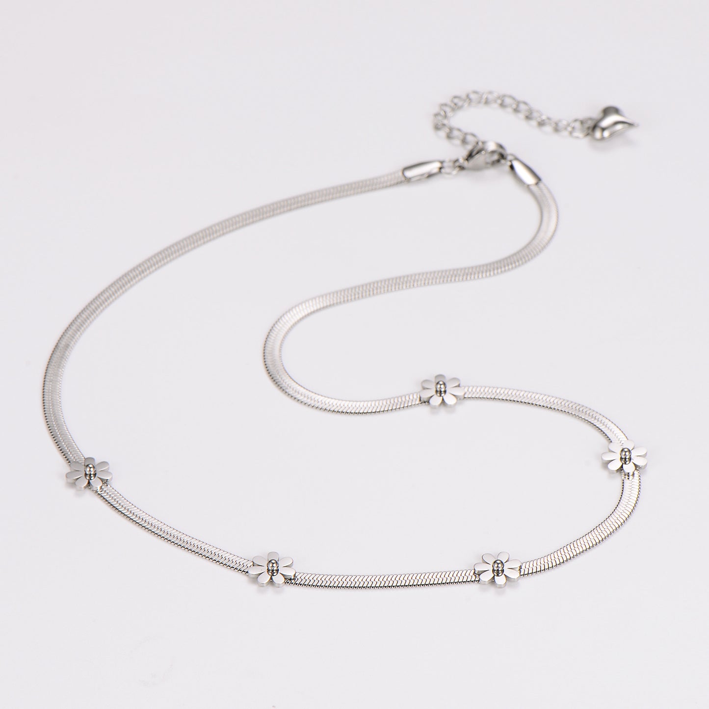 Mia flower necklace
