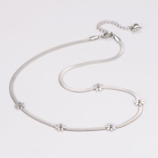 Mia flower necklace